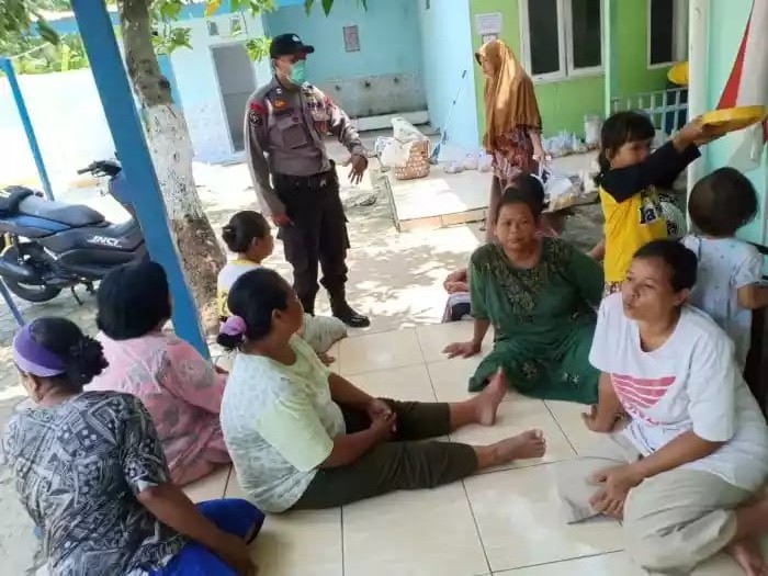 Polisi Bubarkan Ibu-ibu yang Masih Ngerumpi dan Empat Pasang Remaja Pacaran di Siang Bolong
