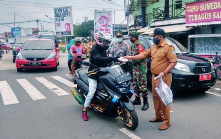 Pemcam Cigasong Bagikan Masker