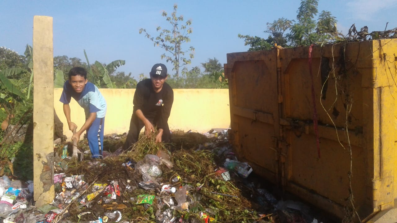 Santri Petuah Bersihkan TPS Blok Karanganyar