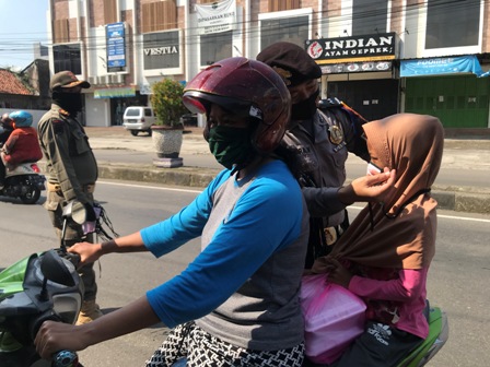 Ke Luar Rumah, Jangan Lupa Pakai Masker