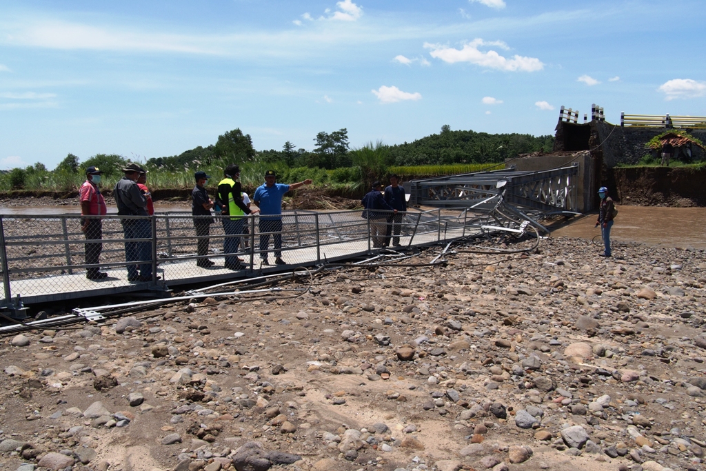 Jembatan Gantung 3 Miliar Ambruk