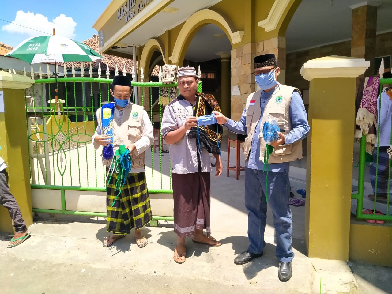 Tetap Salat Jumat, Bagikan Masker ke Jamaah