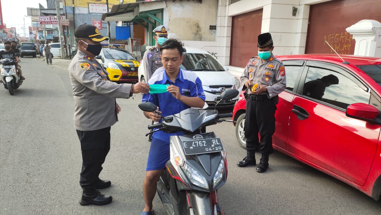 Polisi dan Jurnalis  Bagi Ribuan Masker