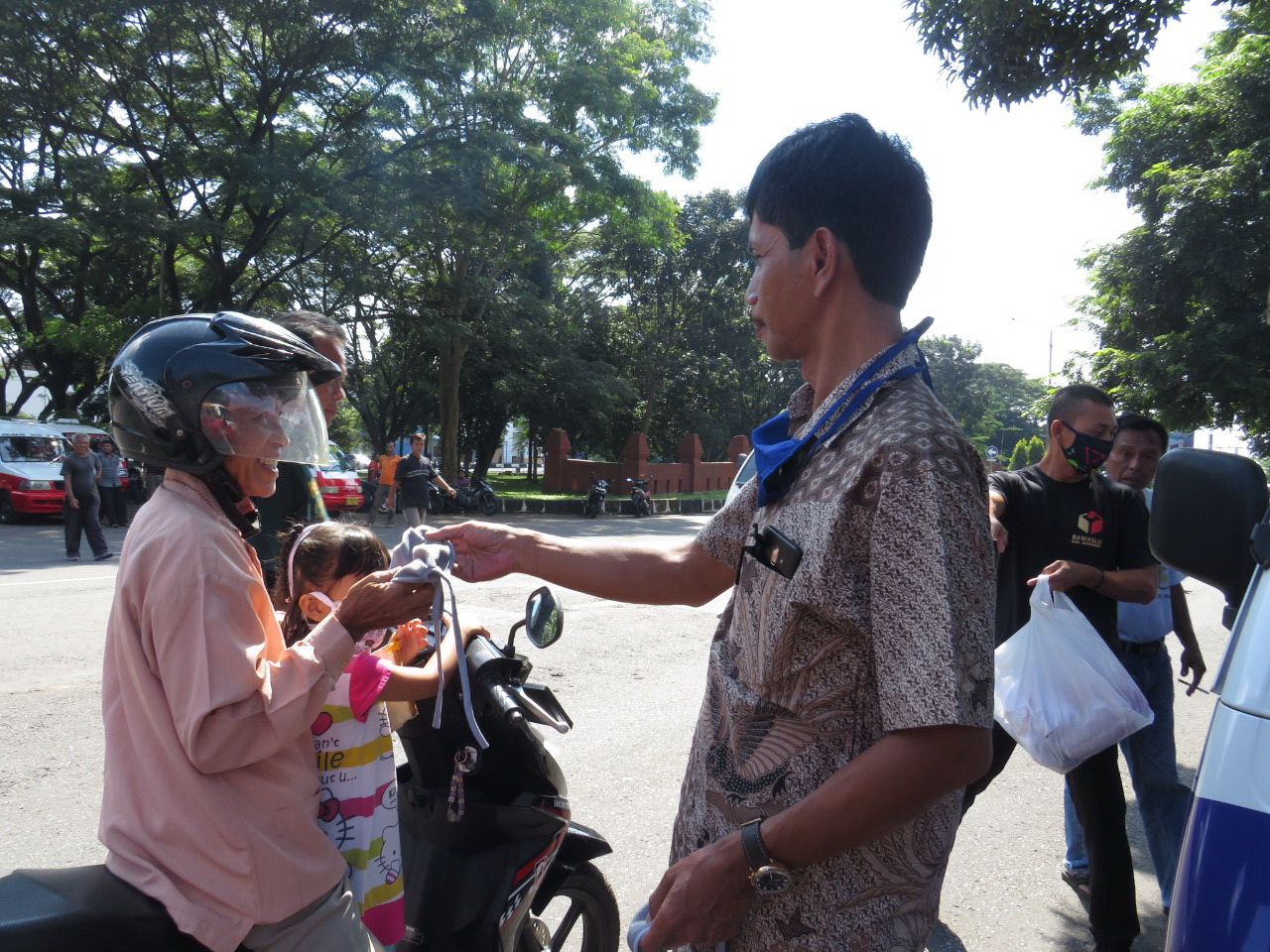 Bawaslu Kuningan Tebar Masker dan Donor Darah