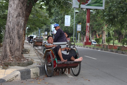 Jumlah Penarik Becak Melonjak Drastis