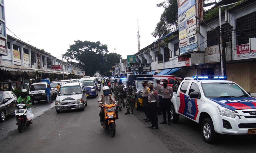 Patroli Gabungan Bubarkan Kerumunan saat Ngabuburit