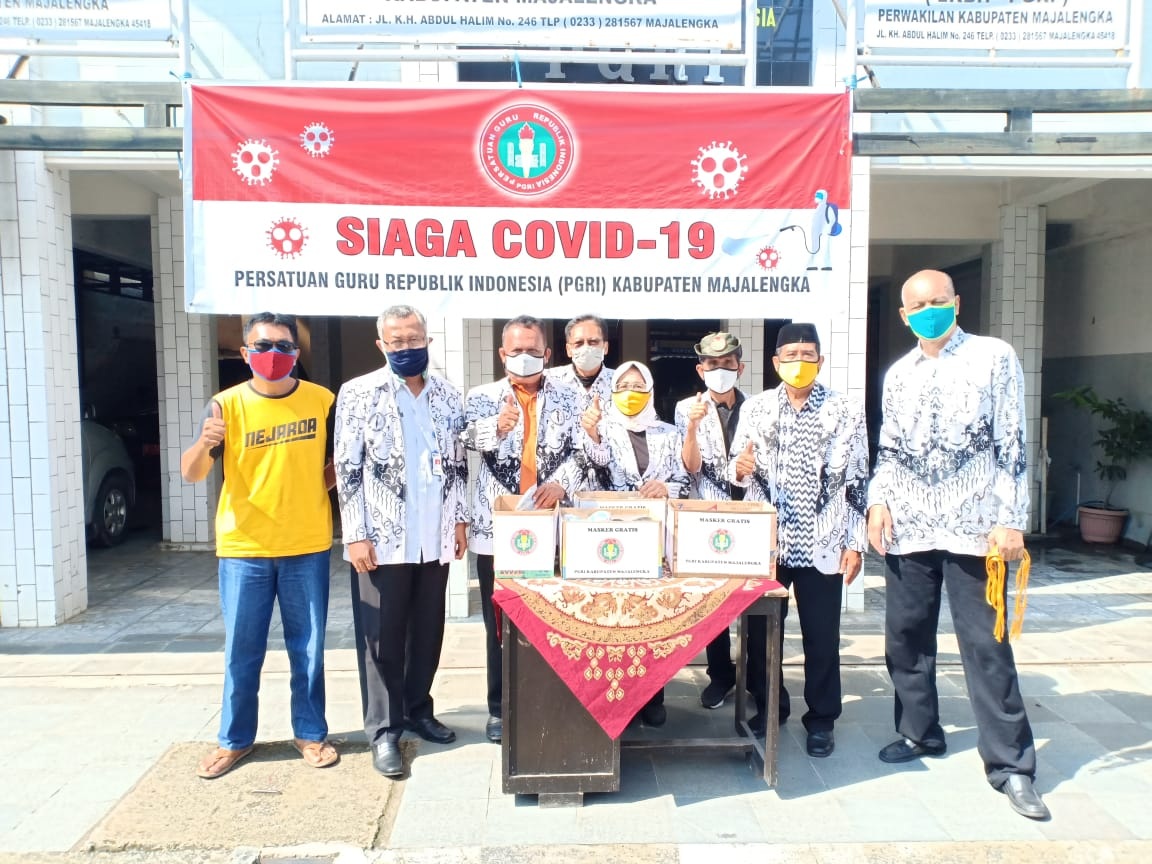 PGRI Majalengka Bagikan Seribu Masker