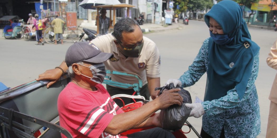 TP PKK Indramayu Bagikan Sembako dan Masker Gratis