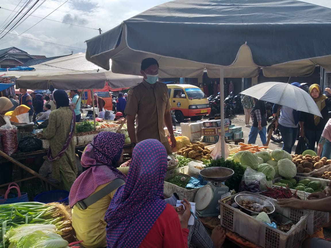 Pemdes Bantarujeg Sosialisasi Covid-19 di Pasar