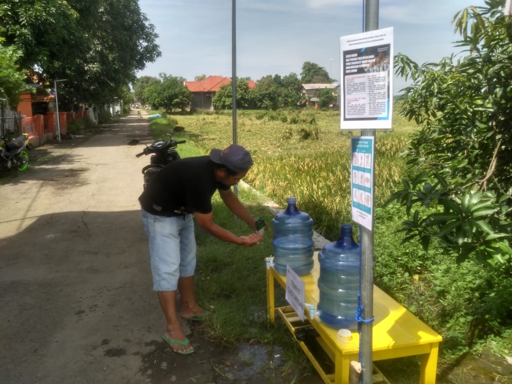 Masuk Desa Putridalem, Harus Cuci Tangan dan Disemprot Disinfektan