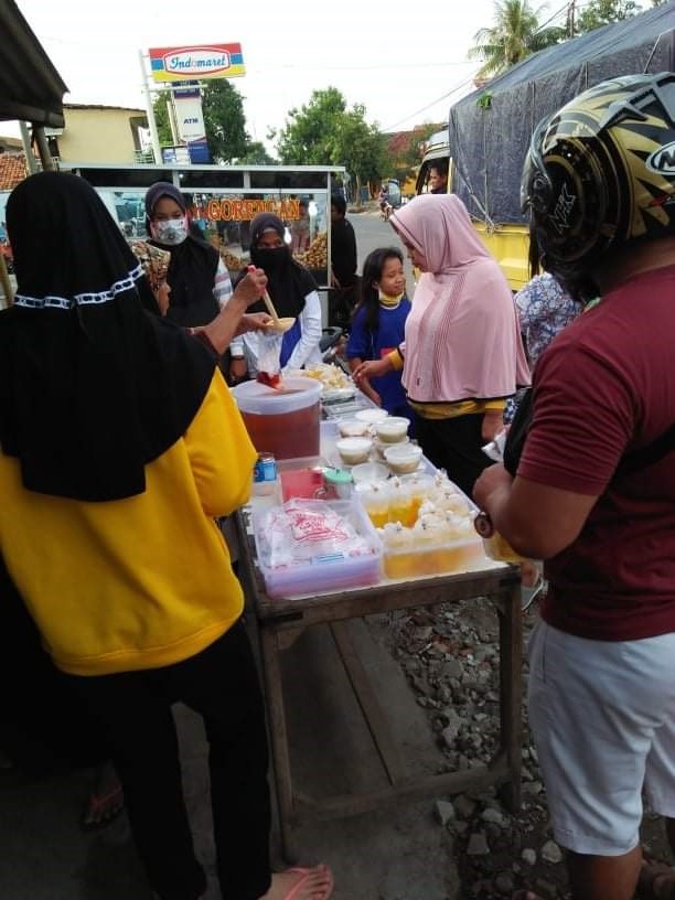 Pegadang Takjil Padati Jalan Protokol