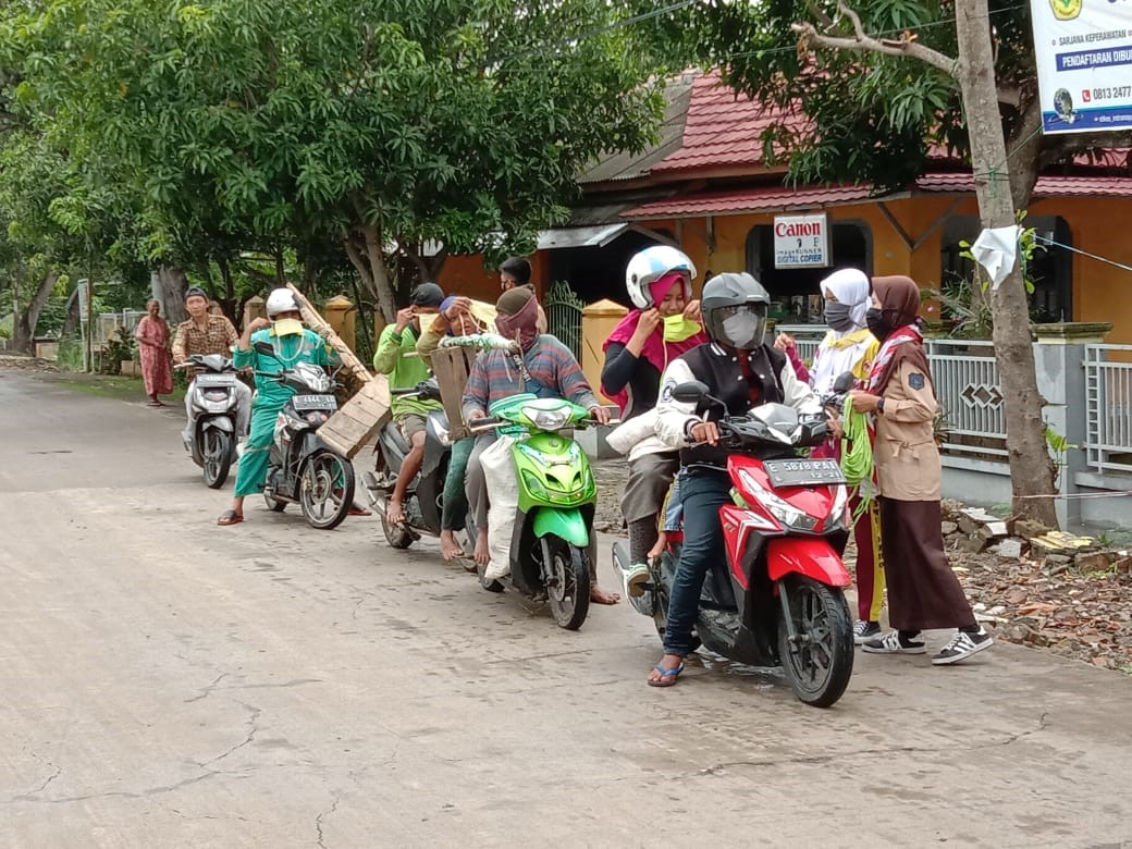 Pelajar SMAN 1 Kedokanbunder  Bagikan Masker Gratis