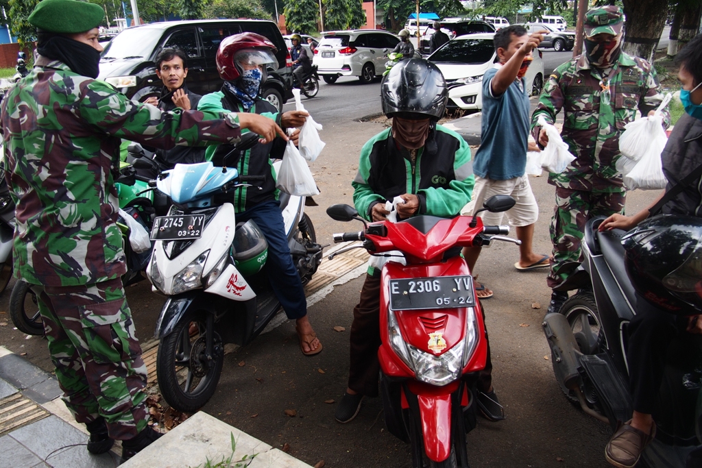 TNI-Polri Bagikan 500 Nasi Bungkus untuk Warga Terdampak Corona
