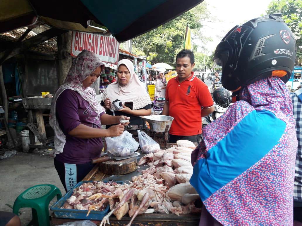 Harga Daging Ayam Turun, Cabai Naik