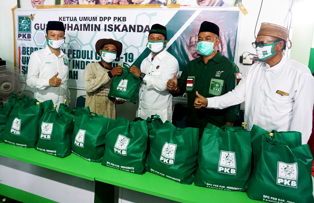 PKB Indramayu Bagikan Sembako untuk Warga