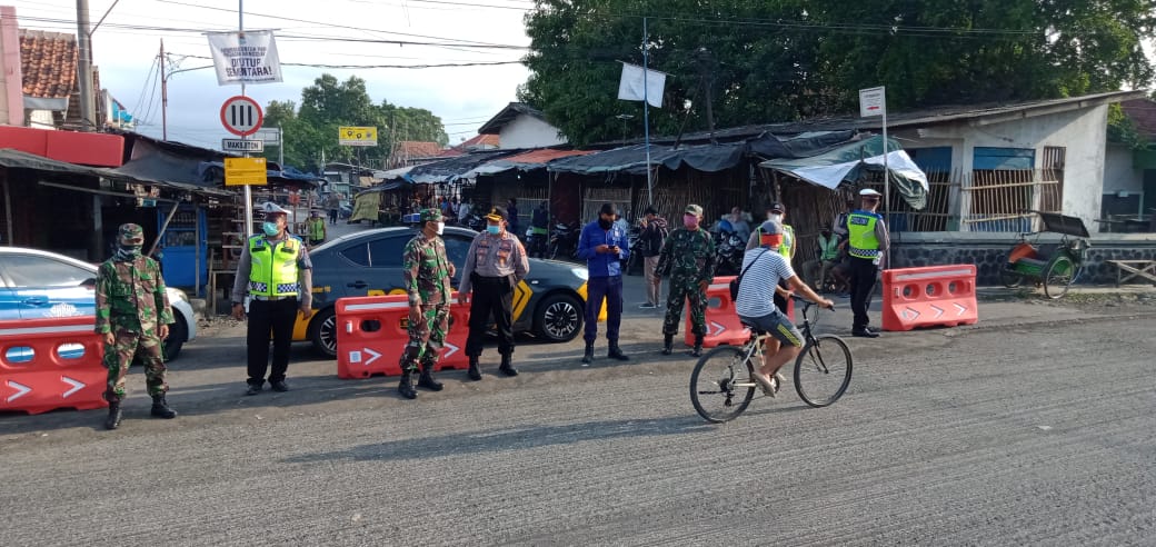 Hari Ke-6 PSBB Kabupaten Cirebon, Petugas Gabugan Tutup Jalan di Samping Pasar Minggu Palimanan