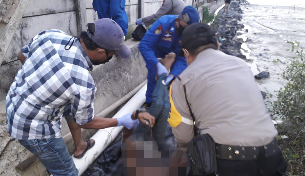 Mayat Laki-laki Bertato di Pantai Baro Gegerkan Warga Gebang Mekar