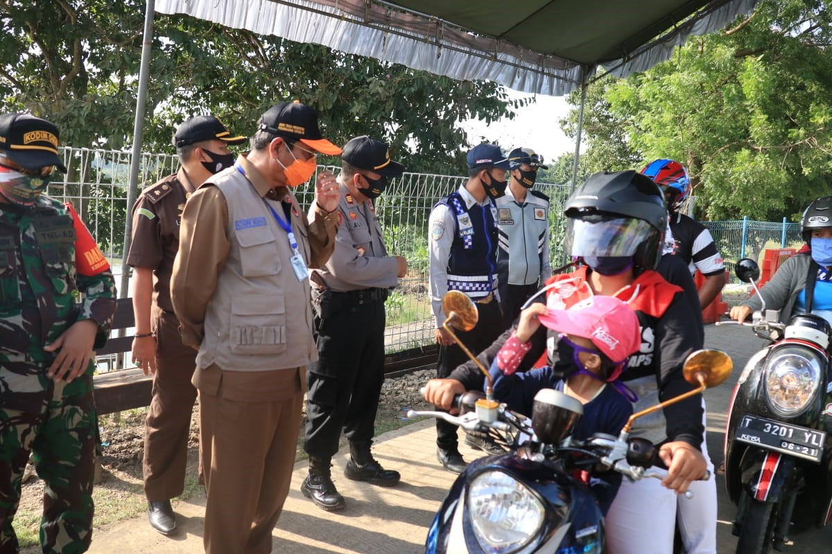 Gugus Tugas Pantau Check Point, Tidak Patuhi PSBB, Pengendara Motor Harus Putar Balik