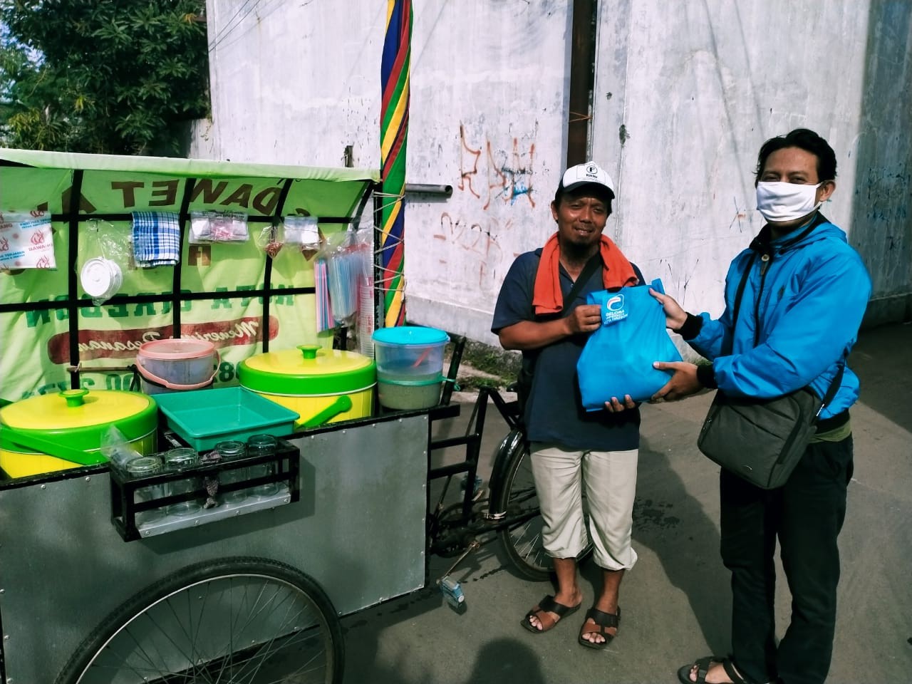 Jelang PSBB, Gelora Bagikan Sembako