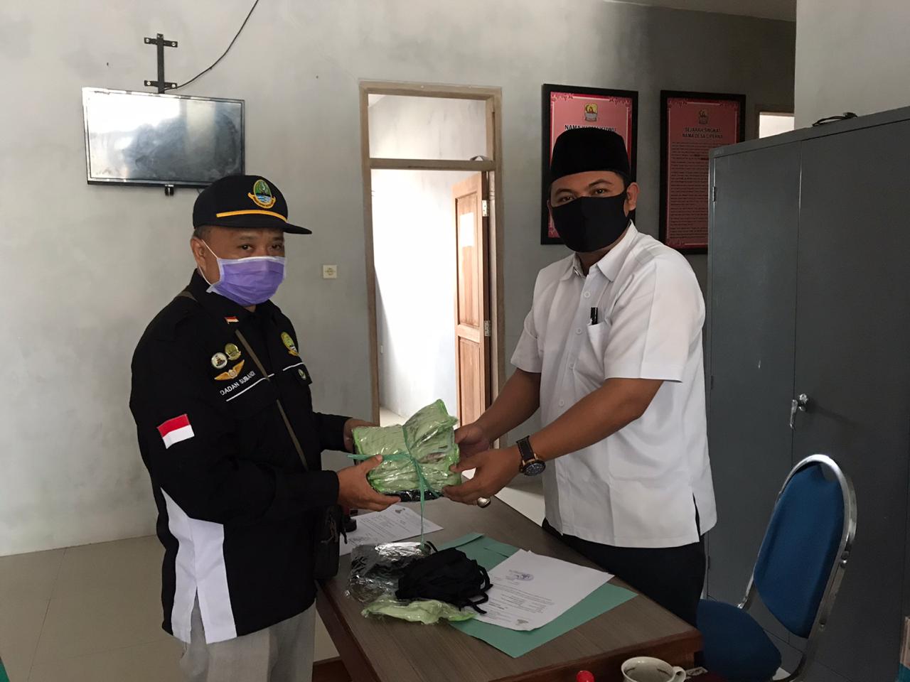 Lindungi Konsumen dari Covid-19, BPSK Kabupaten Cirebon Bagi-bagi Masker