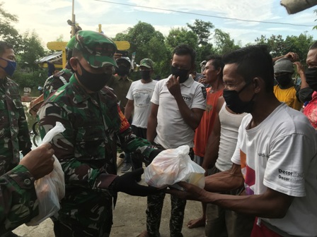 Kodim 0614 Bakti Sosial di Kampung Nelayan