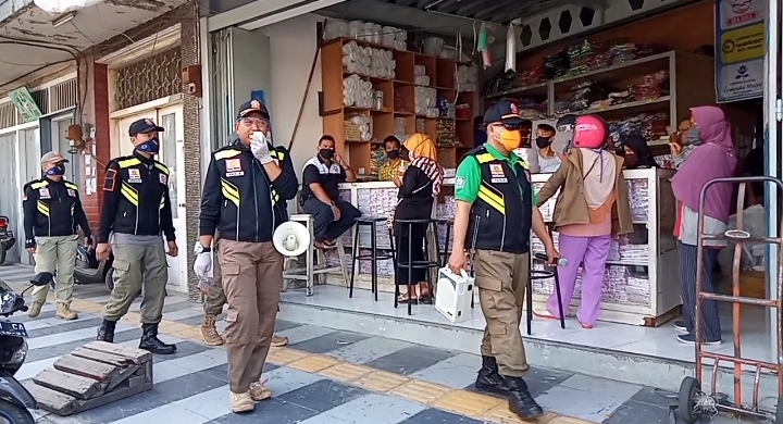 Hari Ke-3 PSBB di Kota Cirebon, Banyak Toko Nonprioritas Masih Buka