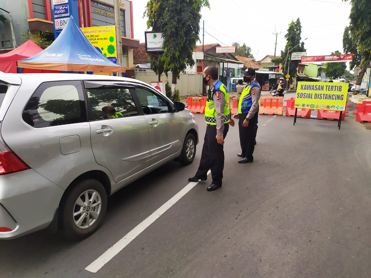 Hari Pertama PSBB Kuningan: Pengendara Maksa Lewat, Adu Mulut dengan Petugas