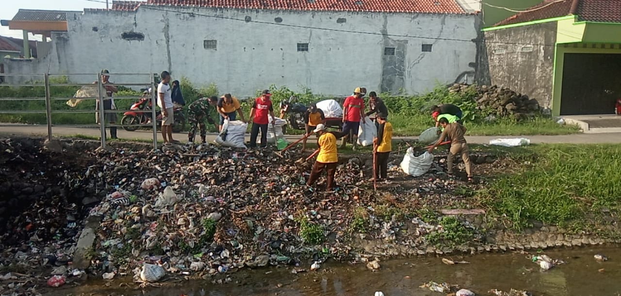 KT Merpati Putih Wujudkan Gombang Bersih