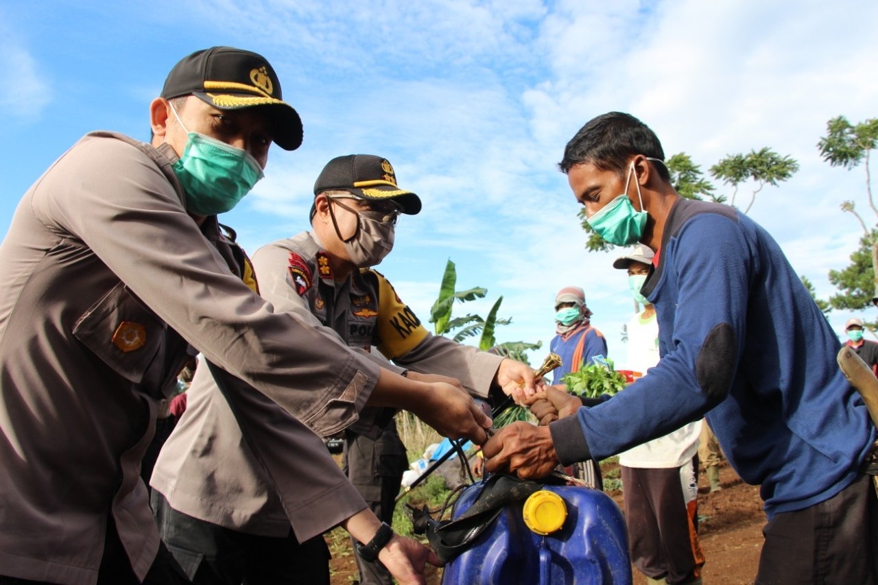 Polres Kuningan Tanam Sayuran dan Bibit Ikan