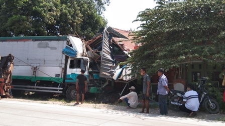 Truk Seruduk Rumah Warga