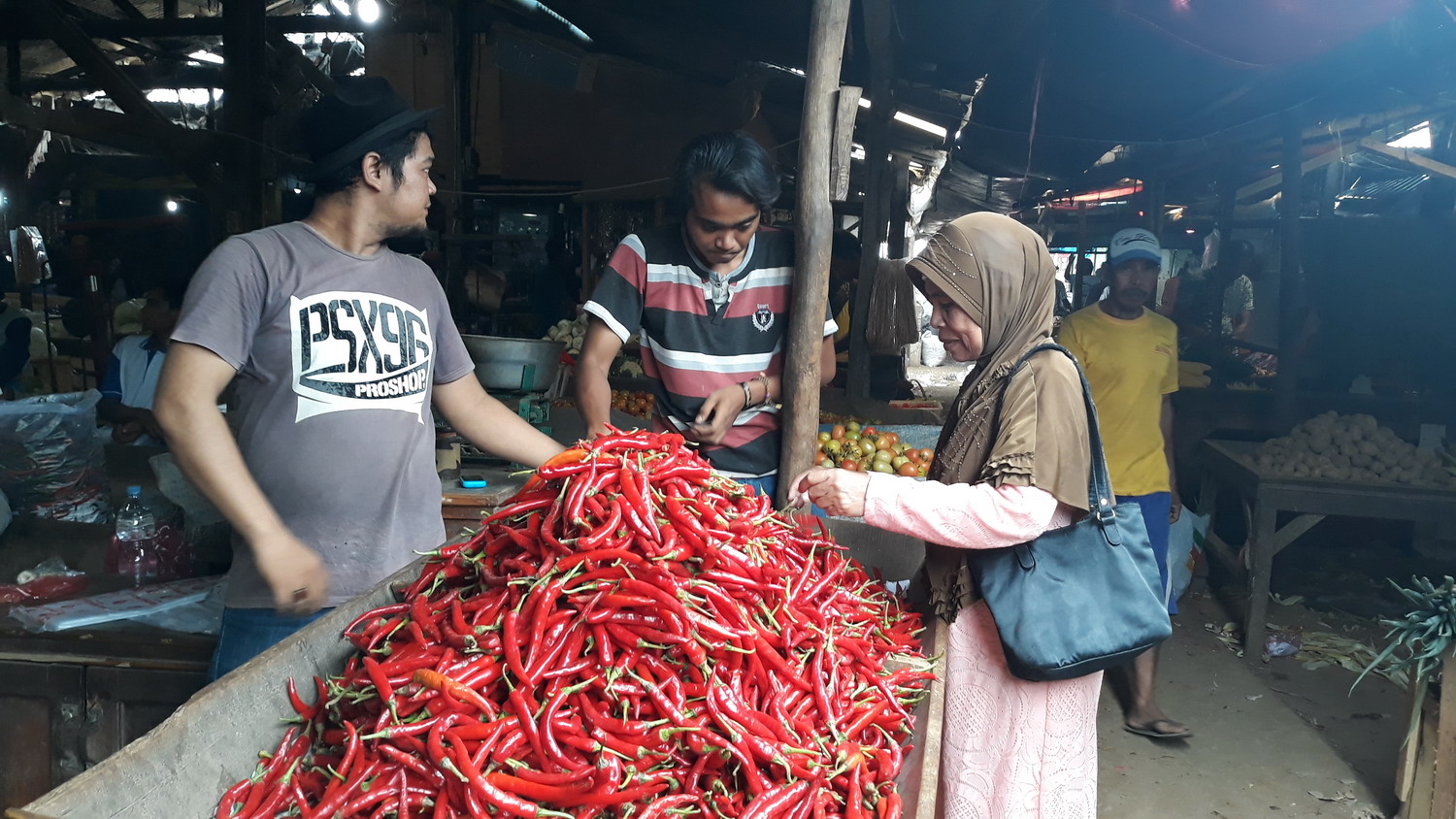 Harga Cabai Anjlok, Bawang Naik