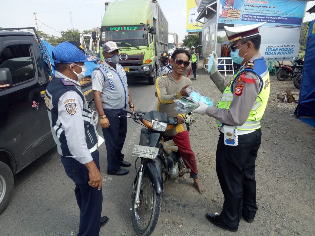 Dishub Bagikan Masker Gratis, Ajak Masyarakat Jaga Jarak untuk Lawan Covid-19