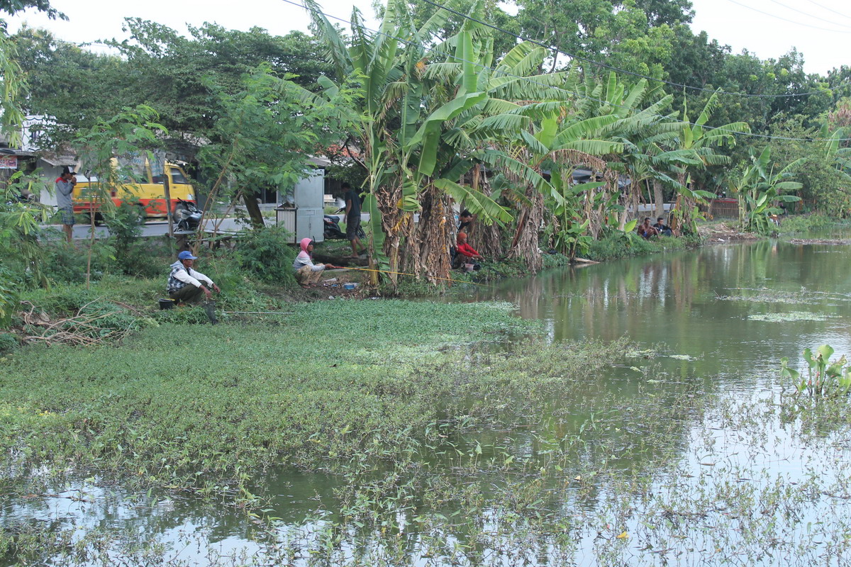 Penerapan PSBB, Warga Ngabuburit Pilih Mancing Gratis