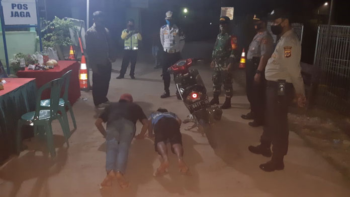 Penerapan PSBB di Cirebon-Indramayu, Pengendara Motor Dihukum Push Up karena Boncengan Tak Pakai Masker