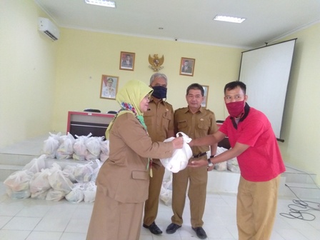 Pejuang Kebersihan Terima Bantuan Bupati