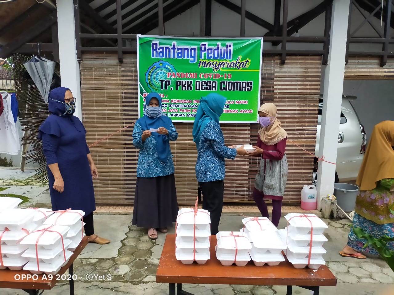 Gerakan Rantang Peduli Desa Ciomas, Kirim Makanan ke Warga, Balita Juga Dapat Susu Formula