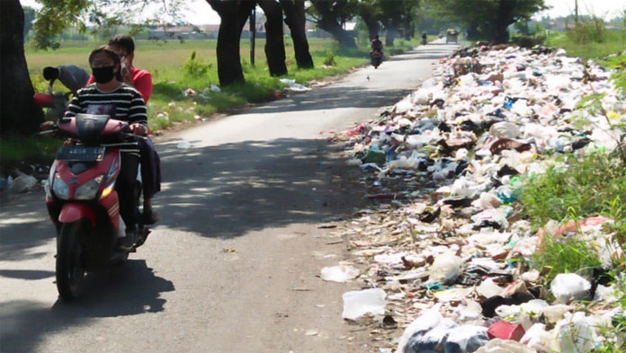 Sampah Menumpuk di Jalan Utama Jungjang