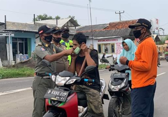 Langgar PSBB, Pengendara Diberi Masker dan Harus Putar Balik