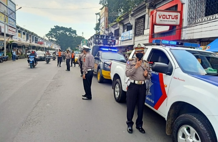 Polisi Sosialisasi PSBB Kuningan bagi Pedagang Pasar