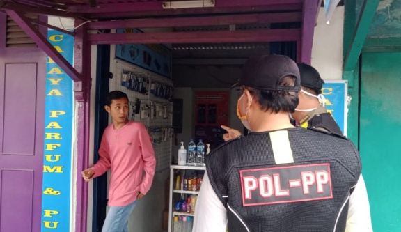 PSBB Kota Cirebon, Petugas Segel Toko Nonprioritas yang Bandel