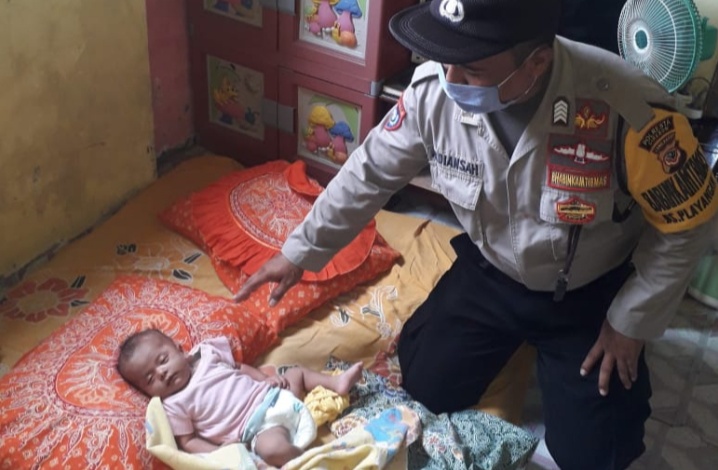 Bayi Mungil Terbungkus Kain Dibuang di Teras Rumah Warga Desa Playangan