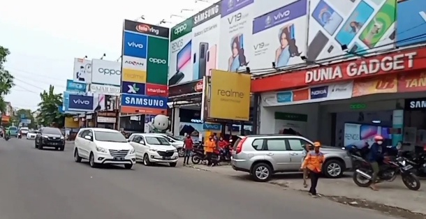 Hari Ke-4 PSBB Kota Cirebon, Toko Handphone di Jalan Tentara Pelajar Masih Buka