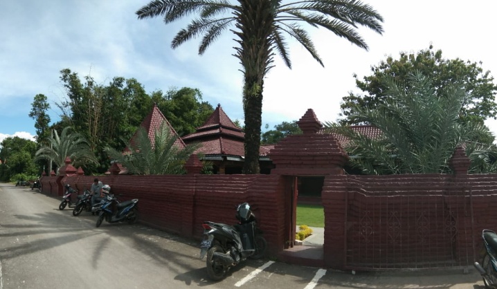 Masjid Tua dan Bersejarah di Cirebon: Al Karomah, Dulu dan Kini Tetap Warna Merah