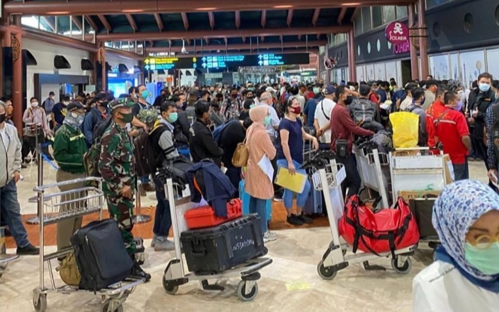 Viral Foto Antrean Penumpang di Terminal Bandara Soekarno-Hatta, Komentar Warganet Menohok