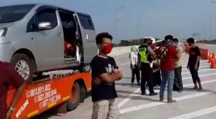 Truk Towing Angkut Mobil Diberhentikan di Tol Ngawi, Diperiksa Terdapat 7 Penumpang