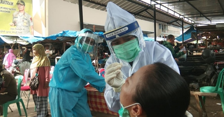 Swab Test Massal Sasar Pedagang dan Pembeli di Pasar Sumber