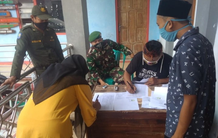 BLT Desa Dibagikan, Warga Singkup Senang