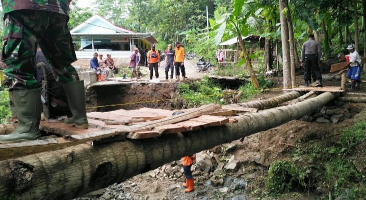 Warga Cipedes Gotong Royong Bangun Jembatan Darurat setelah Ambruk Diterjang Hujan Deras dan Abrasi