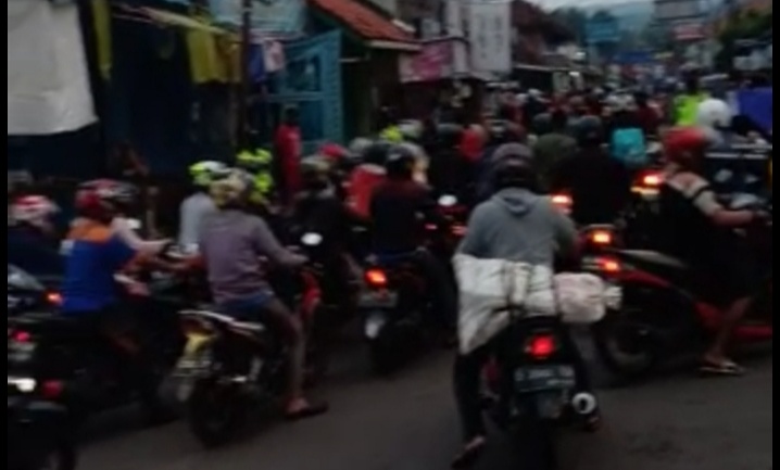 Ratusan Pengendara Jebol Palang Posko Check Point Mandirancan