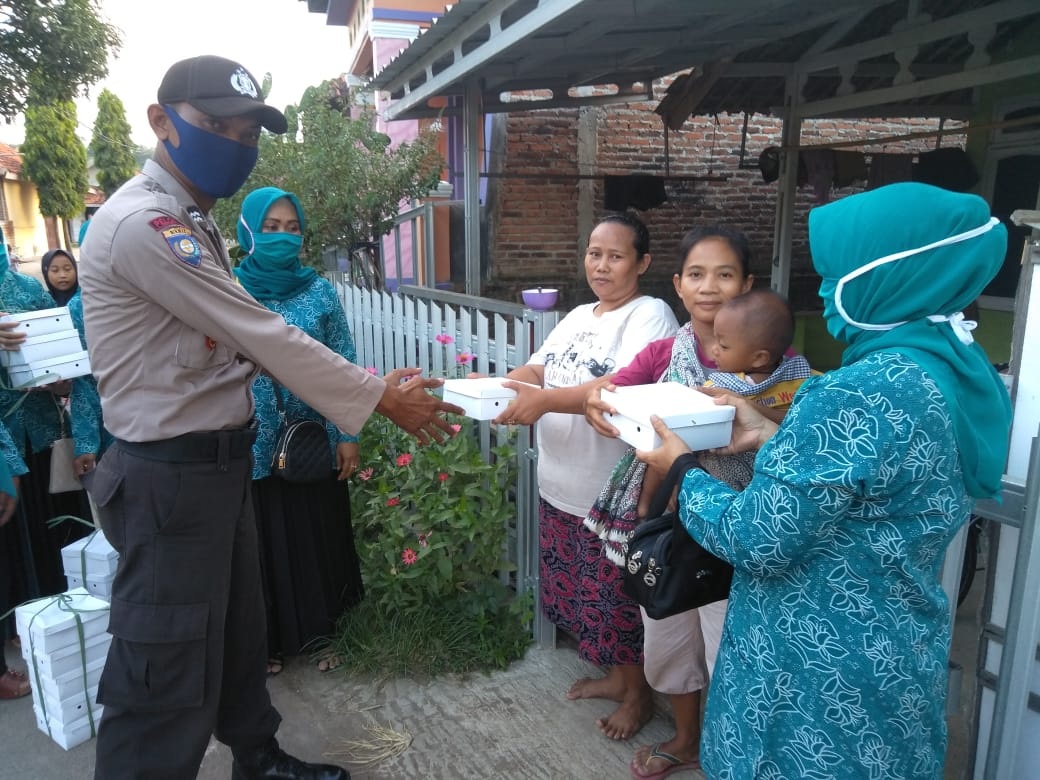 PKK Desa Cangko Tebar Seribu Nasi Kotak bagi Warga Kurang Mampu